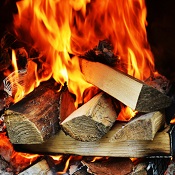 Für Feuerschalen eignen sich vor allem Holzscheite als Brennstoff