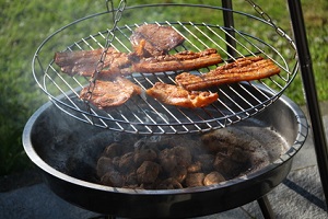 Ein Grillaufsatz macht aus der Feuerschale einen Grill