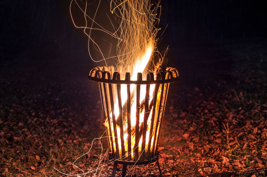 feuerkorb in dem ein feuer brennt